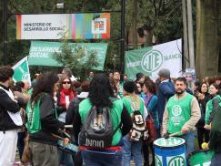 Paro contundente y masiva movilización en el Ministerio de Desarrollo Social