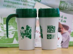 Entrega de vaso térmico en la edición Nº 45 de Bienes Culturales